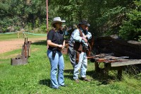 /album/a16-7-2011-pritkov-zavod-v-cowboy-action-shooting-/pripraveni-u-nabijeciho-stolku-jpg/